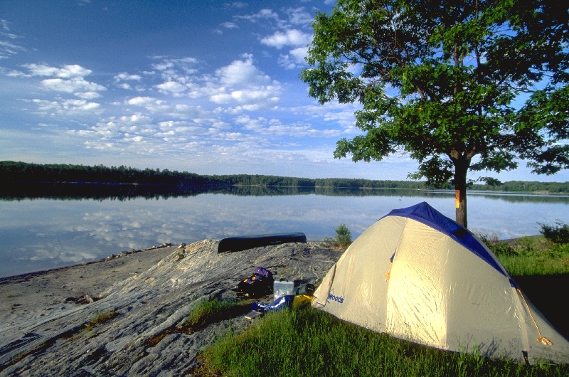 une tente près du lac