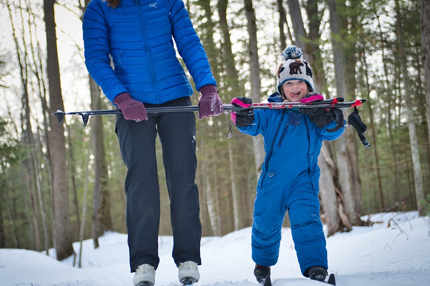 Un adulte et un enfant avec des skis