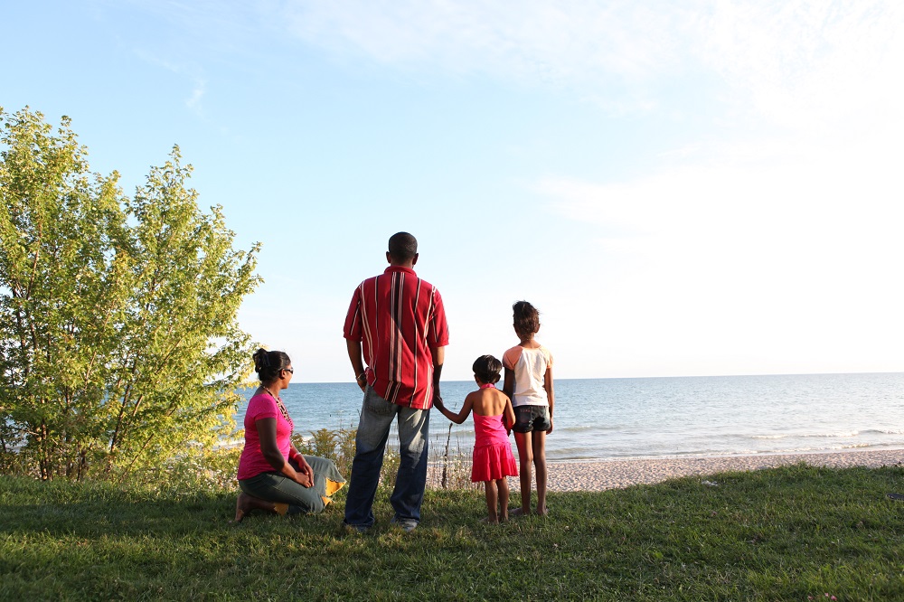 Une famille regarde le lac