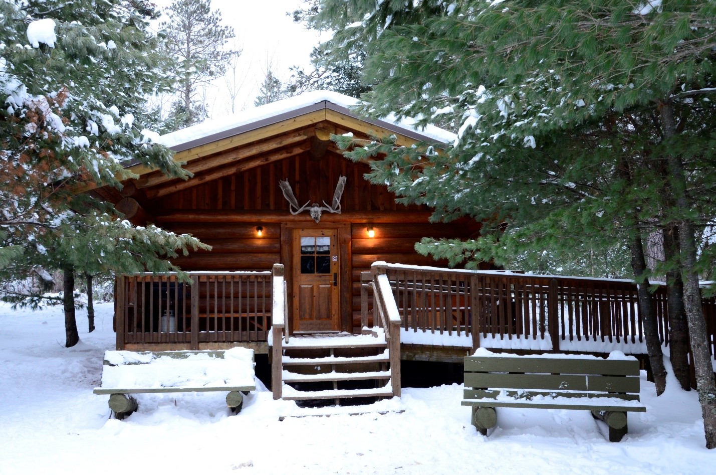 Une cabane en bois dans la neige