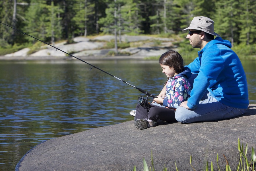 Un père qui pêche avec sa fille