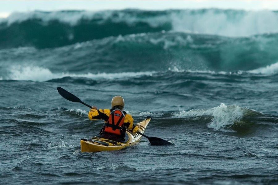Un kayakiste de mer se dirigeant vers des vagues violentes sur le lac Supérieur 