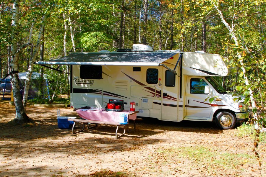 Un véhicule récréatif installé à l’emplacement de camping à l’automne