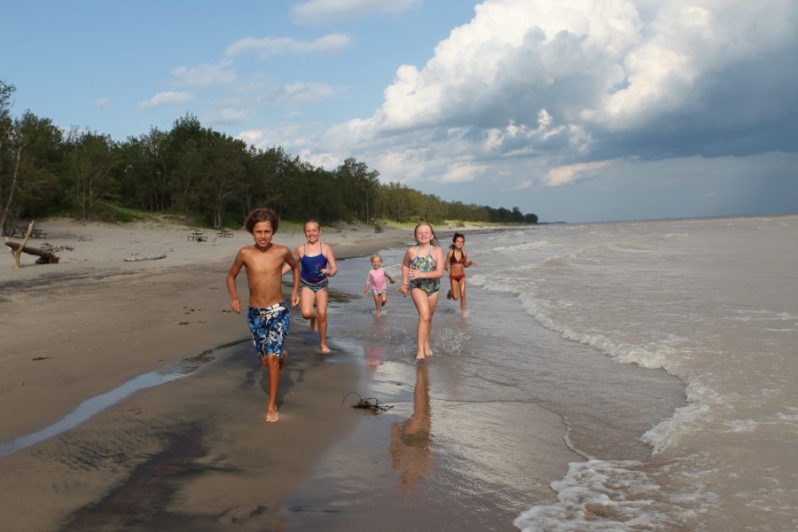 Des enfants à la plage de Long Point