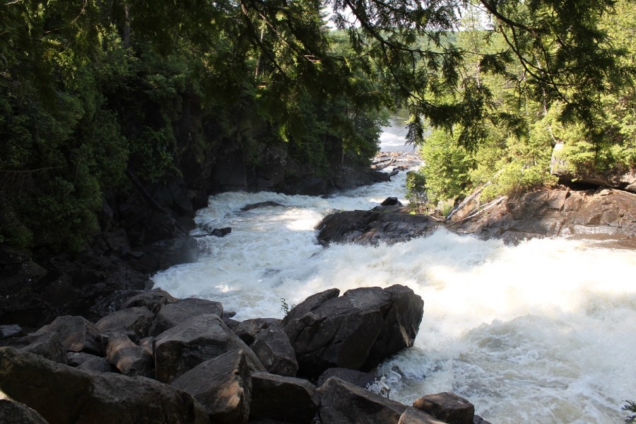 Les chutes au parc Oxtongue River Ragged Falls