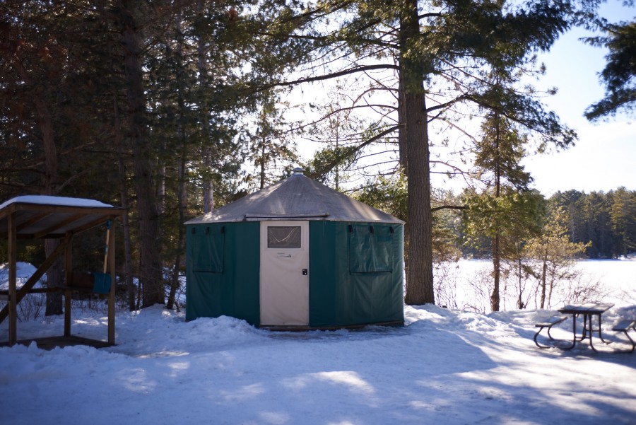 Yourte en hiver sur le terrain de camping Mew Lake du parc Algonquin