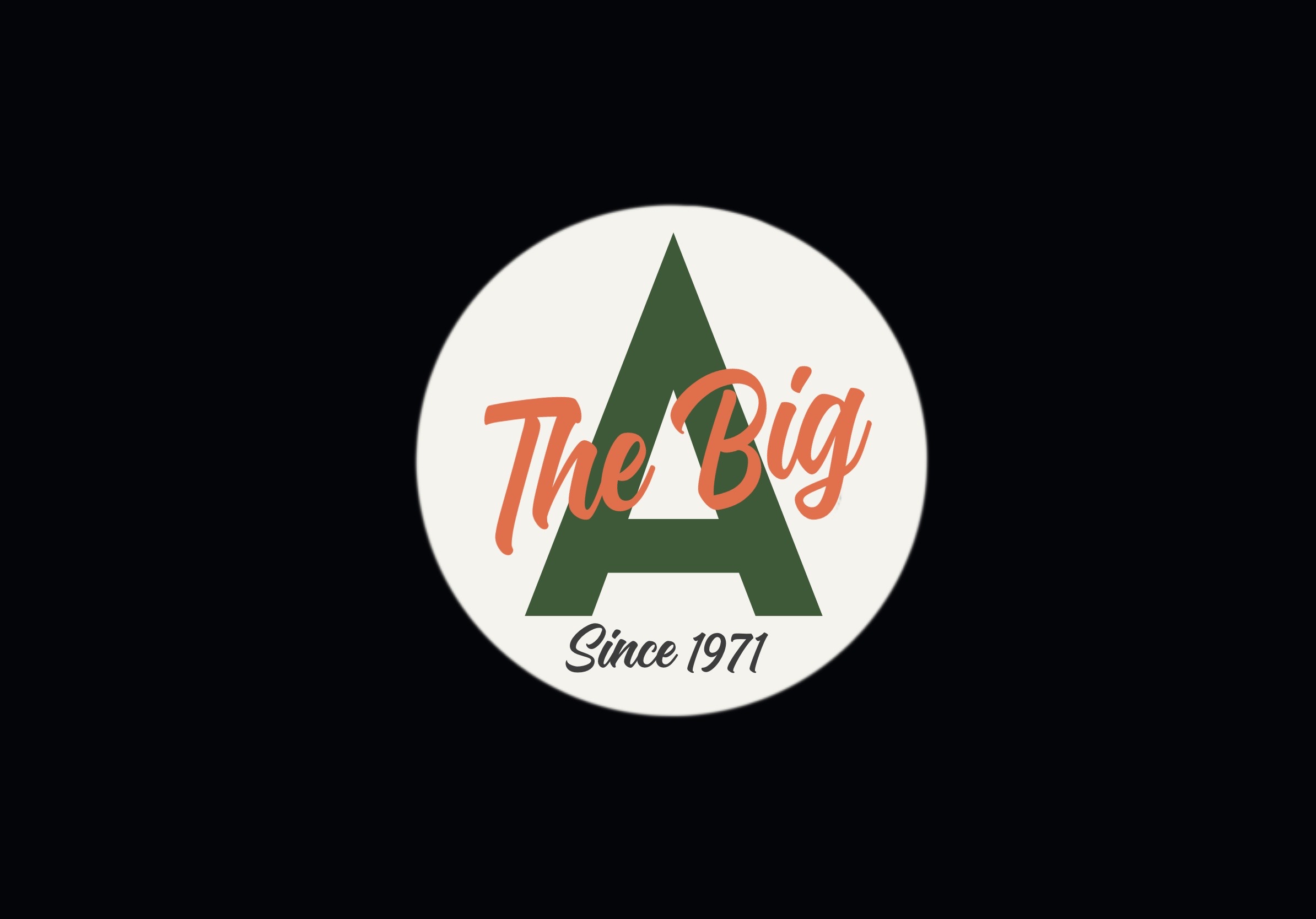 Un logo circulaire où on peut lire « The Big A since 1971 » (Le Grand A depuis 1971)