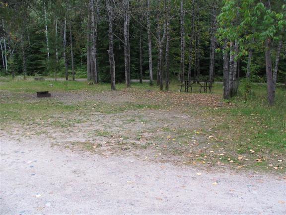 Site ombragé au parc Ivanhoe Lake.