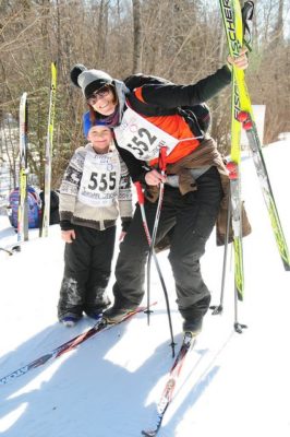 une mère et son jeune fils prêts à skier