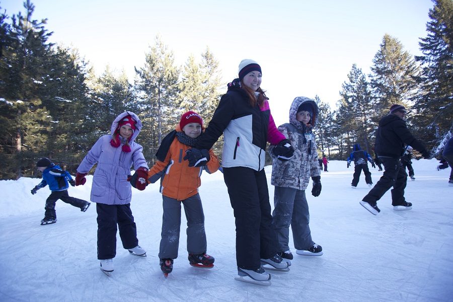 Une famille patinant sur la glace