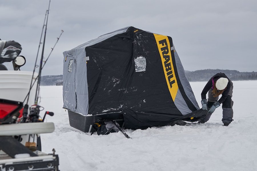 Installation de l’abri de pêche sur la glace