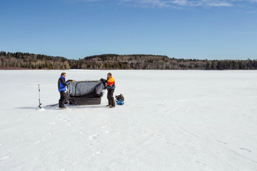 Installation de l’abri pour la pêche sur la glace