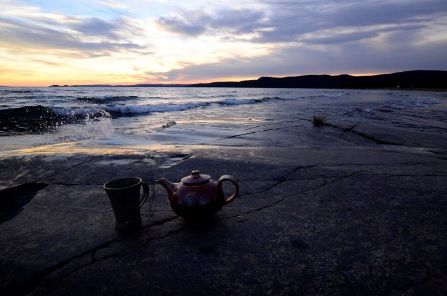 Neys rock by the beach with teapot and cup