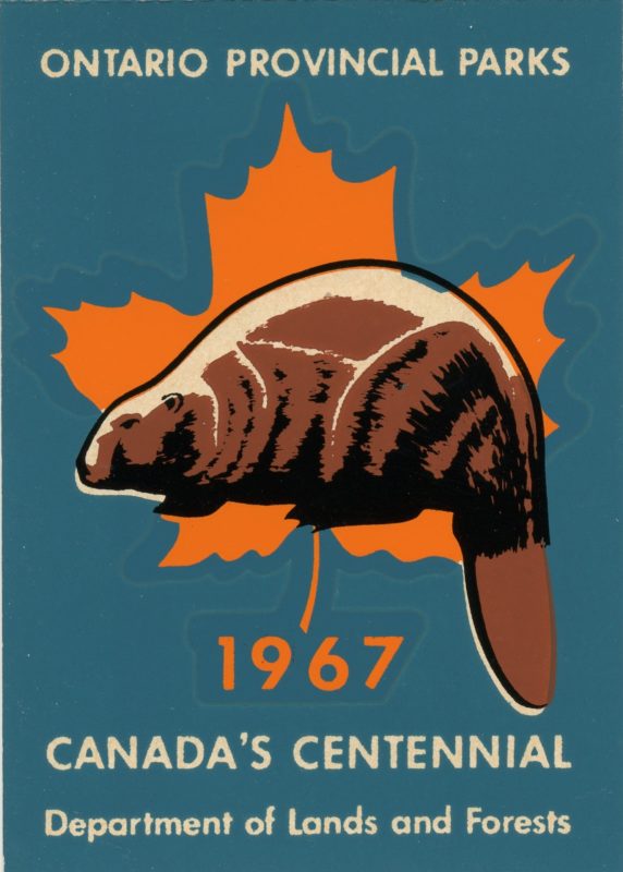 Un dessin d’un castor devant une feuille d’érable orange sur un fond bleu-gris. Le texte accompagnateur est le suivant : «?Parcs provinciaux de l’Ontario, 1967, Le centenaire du Canada, Ministère des Terres et des Forêts?»