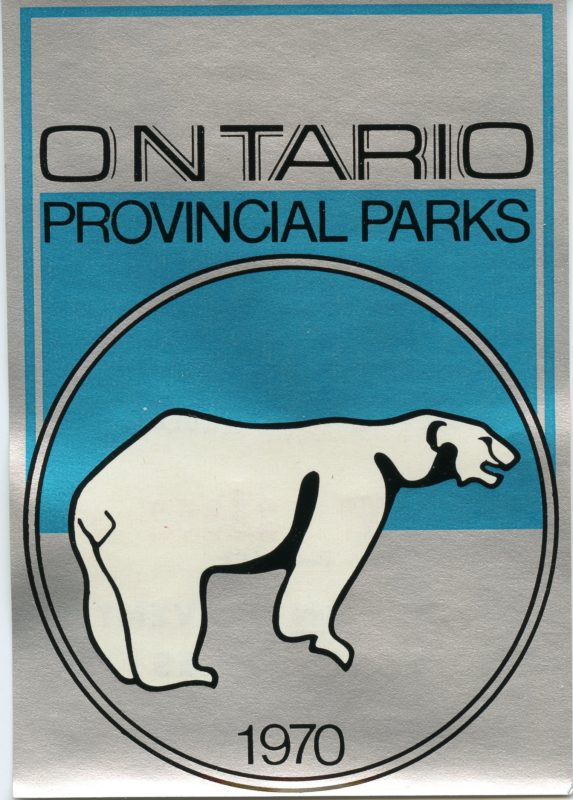 Dessin d’un ours polaire à l’intérieur d’un cercle sur un fond gris et bleu. Il est entouré des mots suivants : «?Parcs provinciaux de l’Ontario, 1970?» 