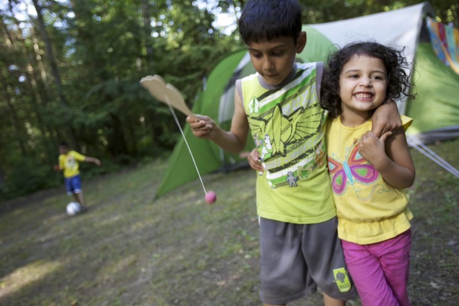 Enfants qui s’amusent sur un emplacement de camping