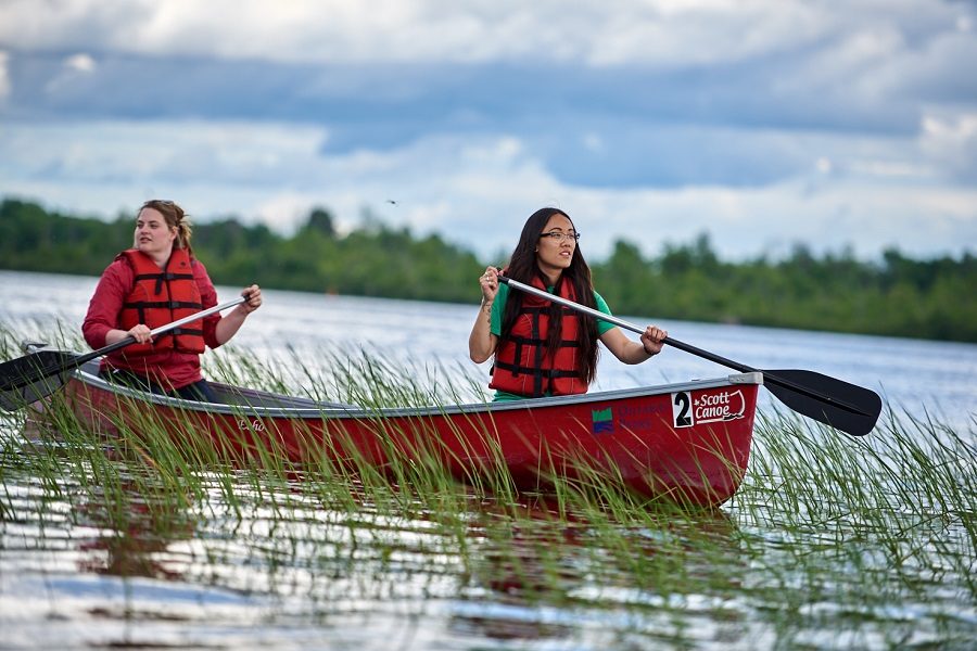 Deux femmes font du canot sur une rivière