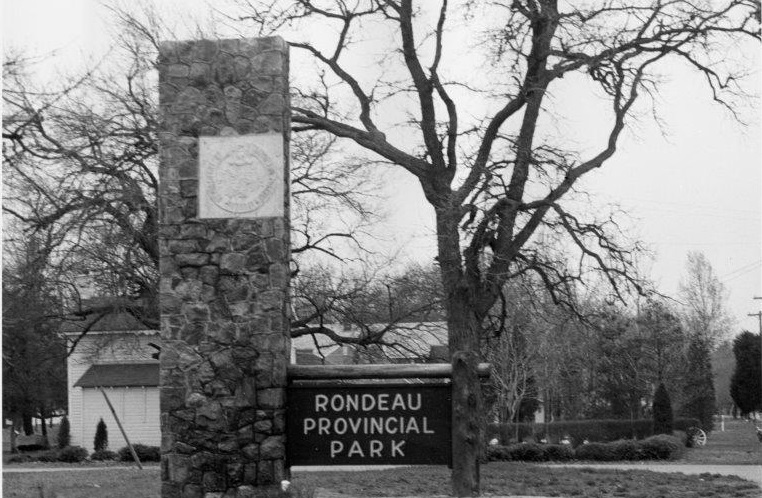 Une photo en noir et blanc d’un ancien panneau d’entrée du parc provincial Rondeau 
