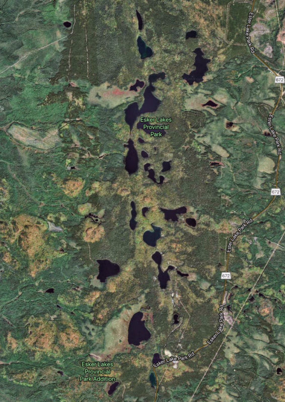 Vue satellite du parc provincial Esker Lakes montrant plusieurs lacs qui forment une ligne à travers le parc. 