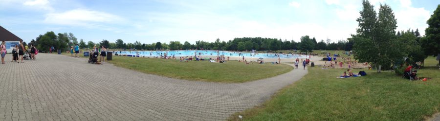 Panoramic image of the outdoor pool at Bronte Creek in the modern day. Looks very similar - the trees are fuller. 