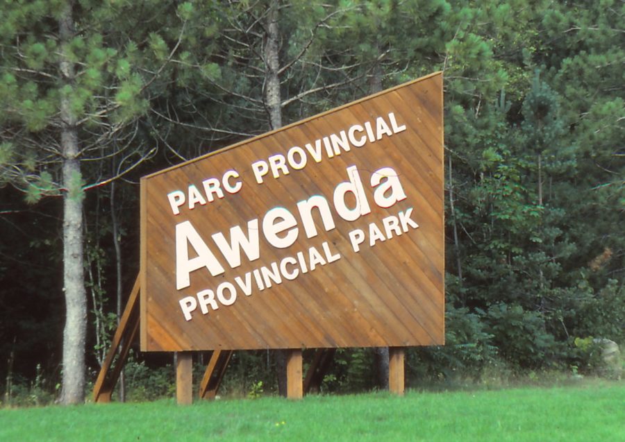 L’enseigne d’entrée du parc Awenda des années 1980