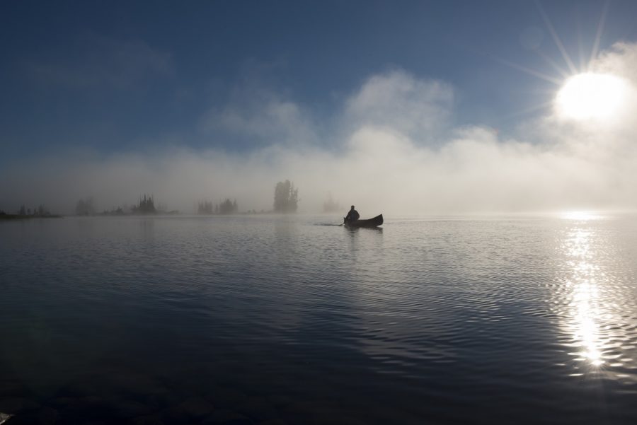 Un voyageur en canot sur le lac