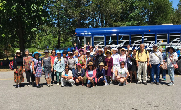 Group photo in front of Parkbus