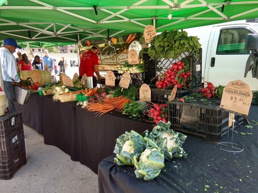 Des fruits et des légumes à un marché fermier
