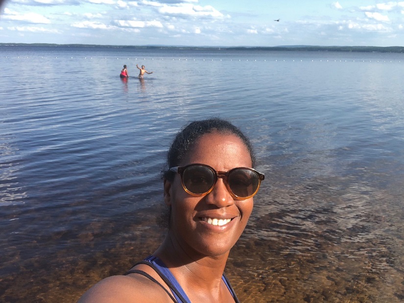 Photo d’une femme au bord du lac.
