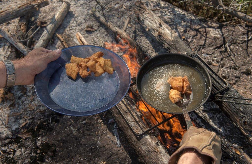 Un repas de poisson cuit sur un feu de camp 