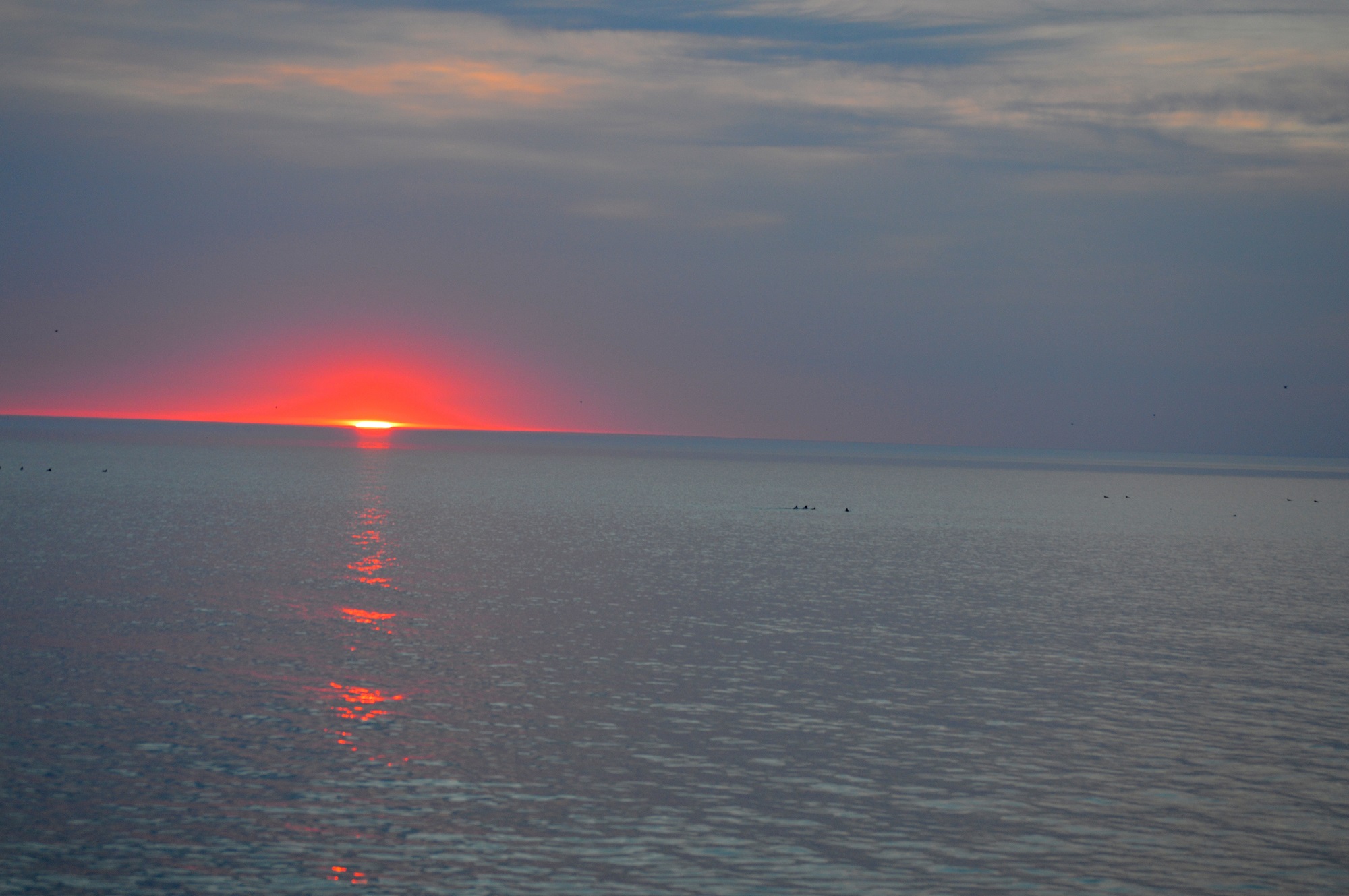 Coucher de soleil rouge sur les eaux grises du lac Érié