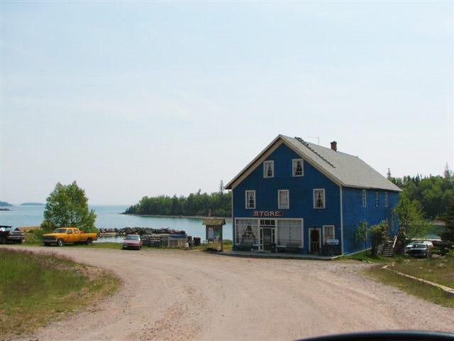 Un bâtiment bleu à trois étages sur le rivage