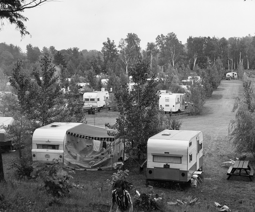 Un terrain de tentes-roulottes des années 1960