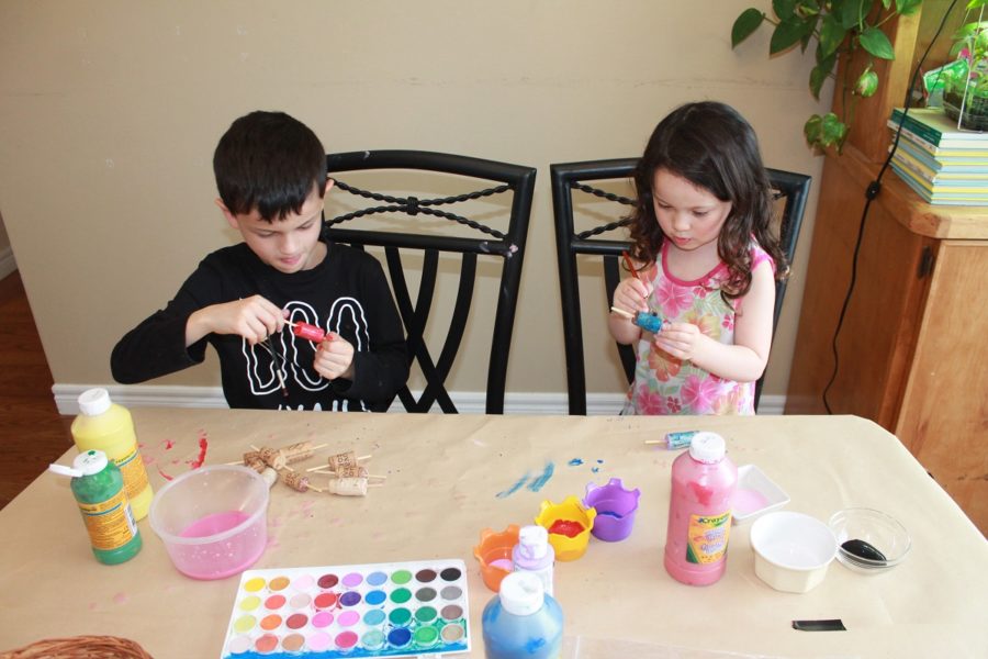 Deux enfants à une table fabriquant des flotteurs