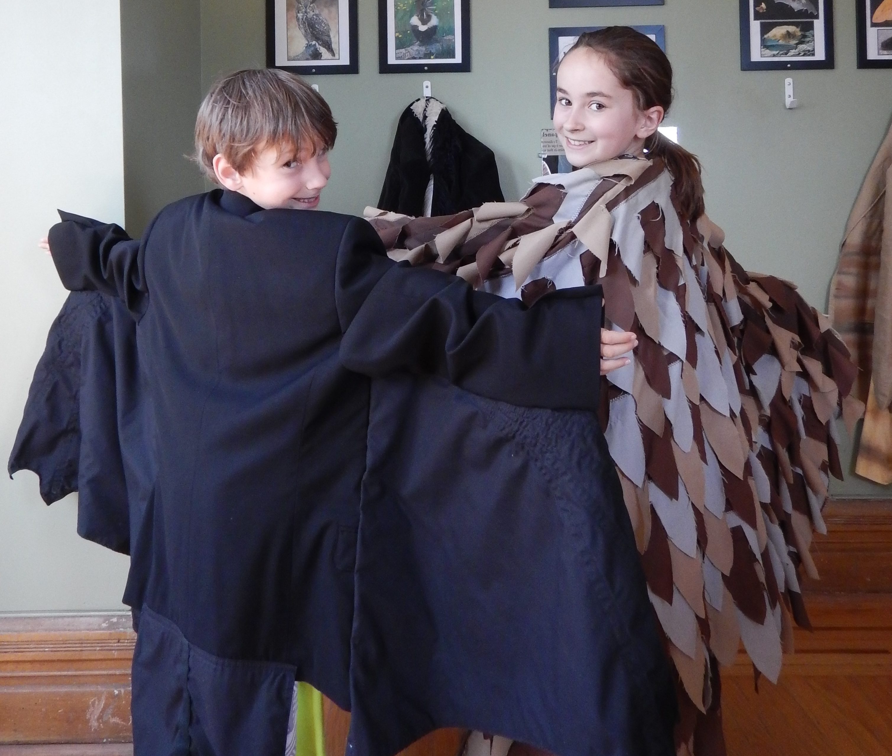 Deux enfants portant des costumes ailés