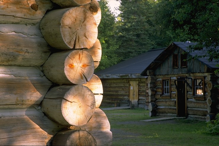Cabane de bois ronds avec une autre cabane de bois ronds à l’avant-plan