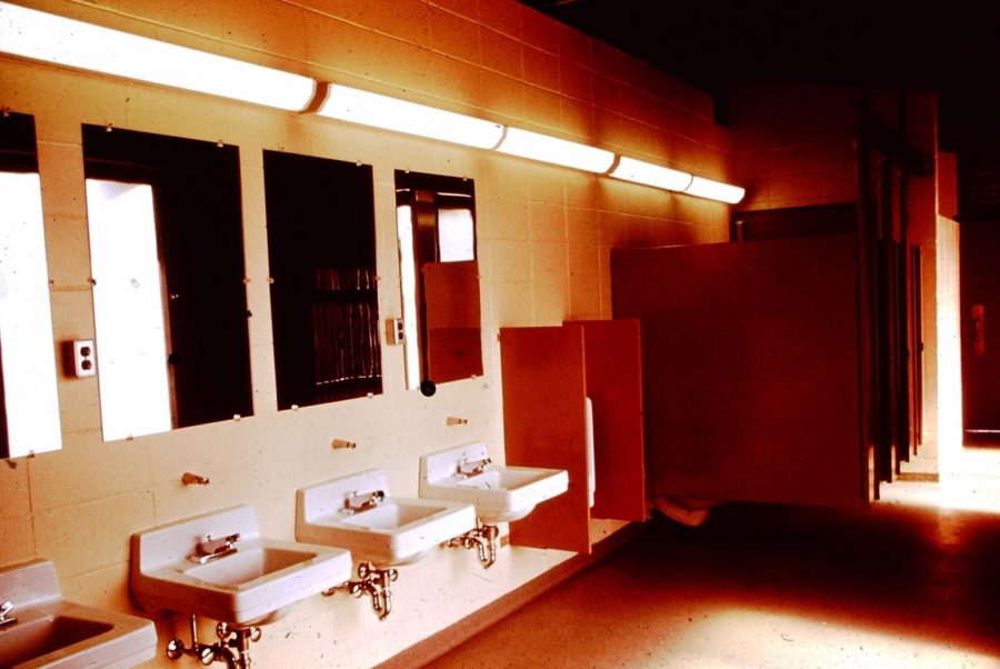 Un bloc sanitaire, dans les années 1990, au parc provincial Neys