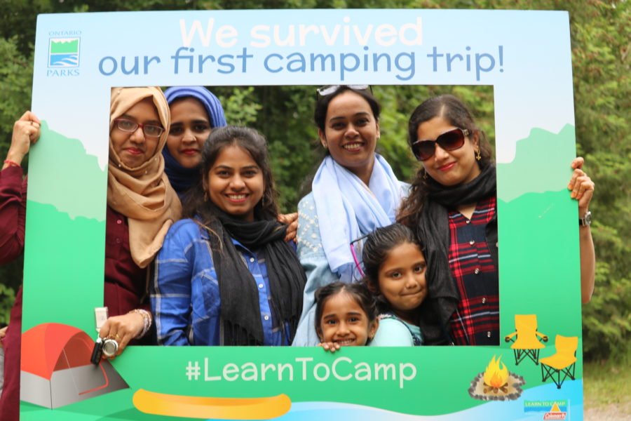 Un groupe de femmes et filles posant dans le cadre du programme Apprendre à camper