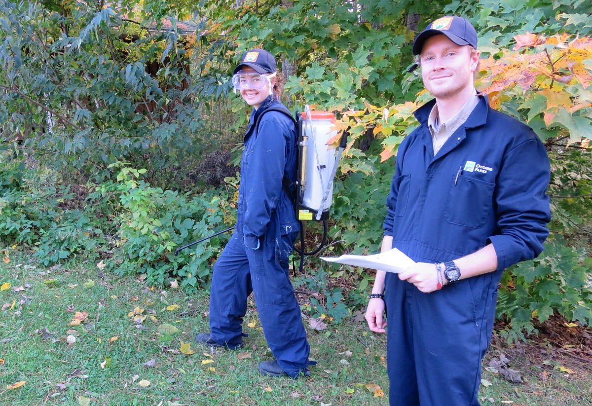 Deux membres du personnel de Parcs Ontario, dont une avec un appareil pulvérisateur