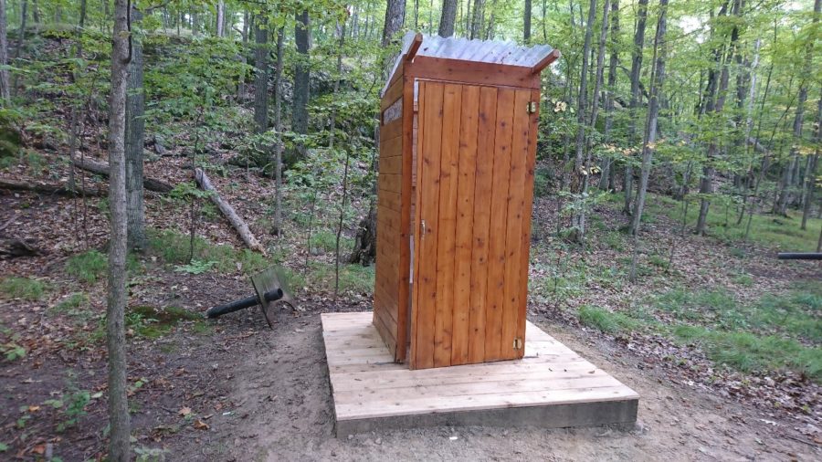 Une toilette extérieure au parc Frontenac 