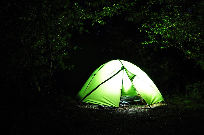 Une tente éclairée dans la noirceur