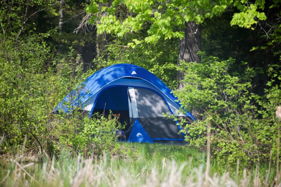 Tente sur un emplacement de camping.