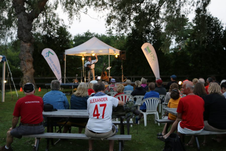 Des visiteurs du parc profitant d’un concert en plein air de David Archibald