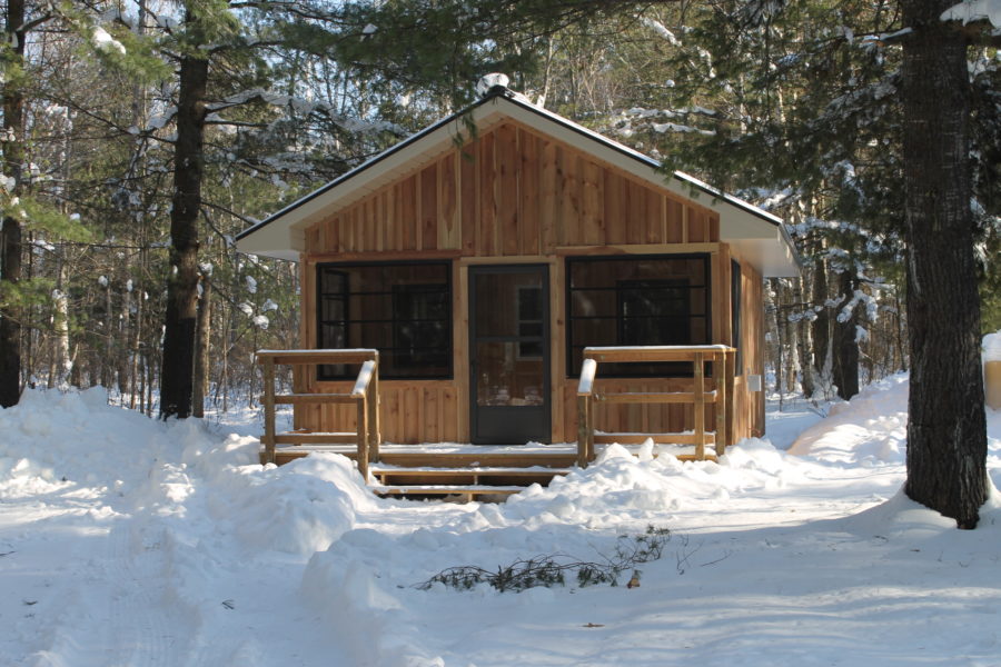 Vue de face d’une cabane du parc Arrowhead en hiver.
