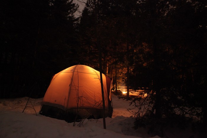 une tente éclairée la nuit
