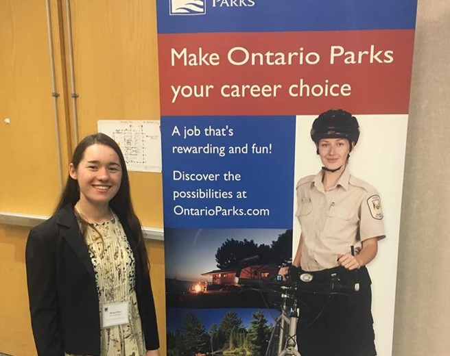 Femme devant une bannière de Parcs Ontario