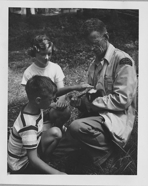 Richard « Dick » Davy Ussher avec des enfants