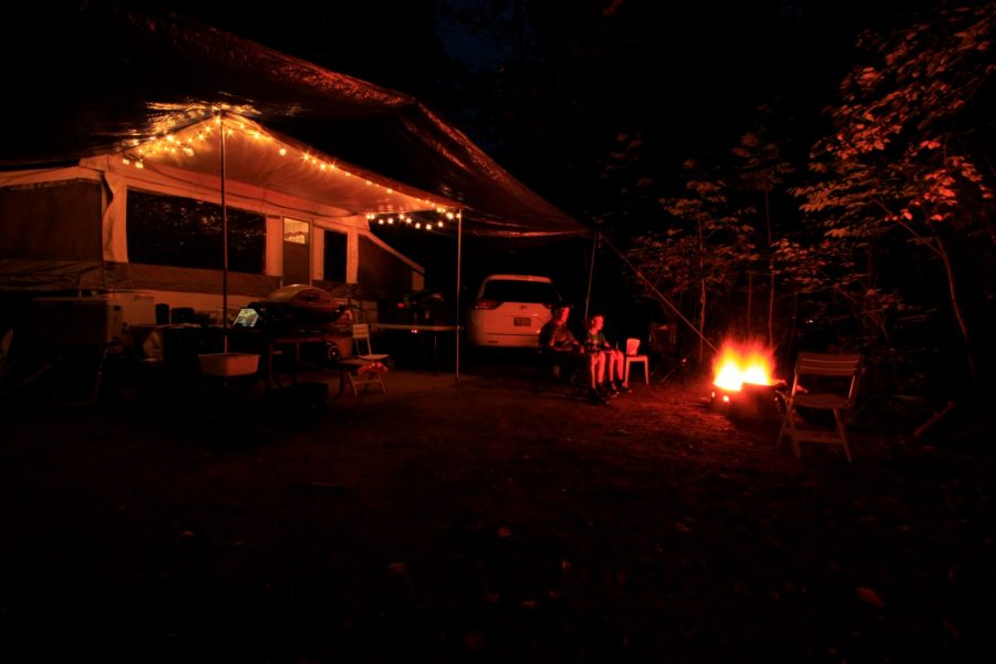 tente-roulotte avec lumières allumées le soir
