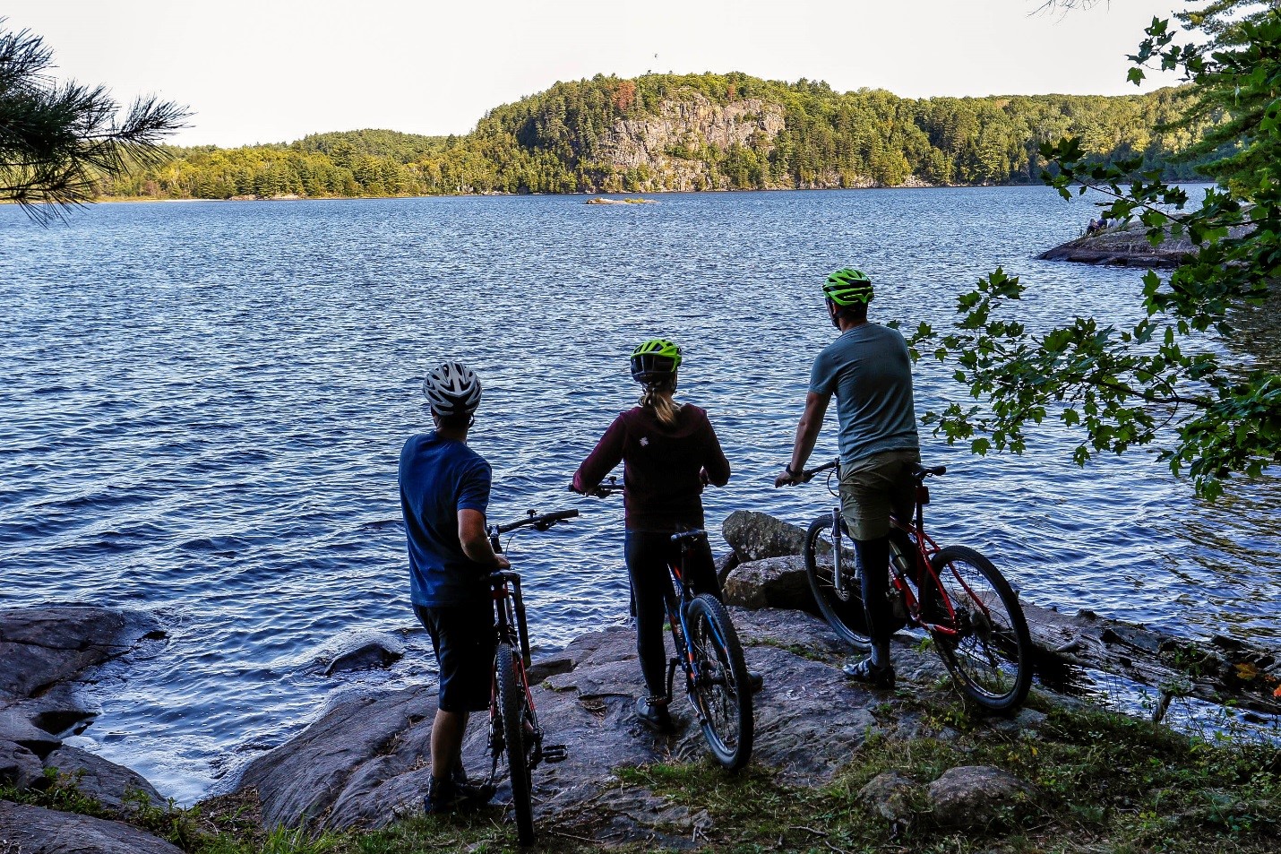 personnes à vélo regardant le lac