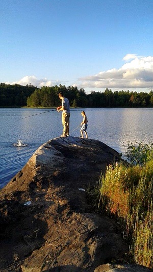 Un père et un enfant qui pêchent